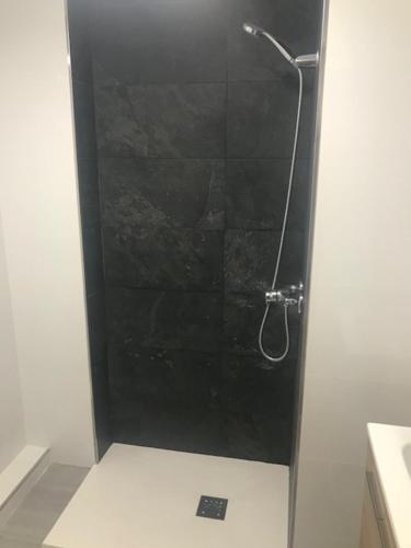 łazienka z prysznicem i czarną ścianą w obiekcie Estudio Torre del Mar w mieście Torre del Mar