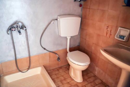 a small bathroom with a toilet and a sink at Ninas Country House in Glossa
