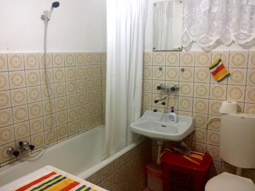 La salle de bains est pourvue d'un lavabo, d'une baignoire et de toilettes. dans l'établissement Konvalinka - ubytování v soukromí, à Harrachov