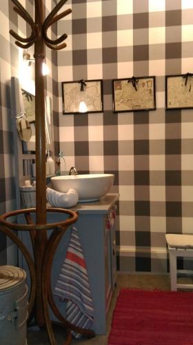 a bathroom with a sink and a counter with a sink at Wakacyjny Dom Letni in Ostrówek