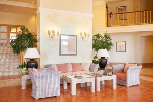 Χώρος καθιστικού στο Grupotel Macarella Suites & Spa