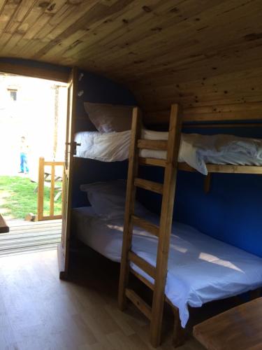 Ce lit superposé se trouve dans un dortoir doté de 2 lits superposés. dans l'établissement les roulottes de l'airou, à Beauchamps