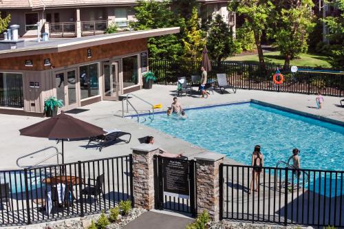 un grupo de personas en una piscina en Sunrise Ridge Waterfront Resort, en Parksville