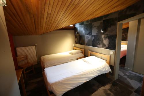 Postel nebo postele na pokoji v ubytování Gîte-Hôtel Le P'tit Cham