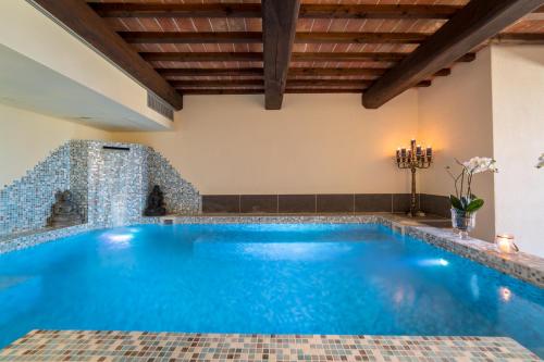 a swimming pool in a house with a ceiling at Relais La Costa Historical Residence in Monteriggioni