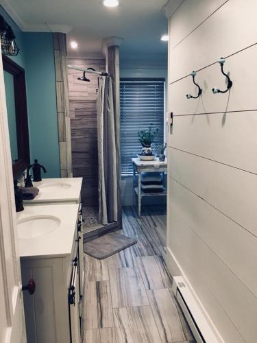 a bathroom with a sink and a shower at Wind in the Willows Overnight in Jefferson