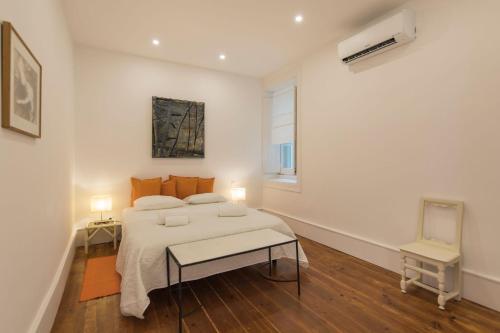 Comfortable Apartment with River View by LovelyStay