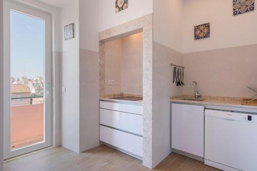 Comfortable Apartment with River View by LovelyStay