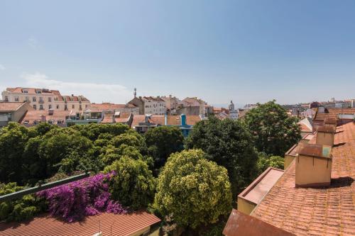 Comfortable Apartment with River View by LovelyStay