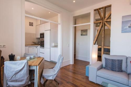 Comfortable Apartment with River View by LovelyStay