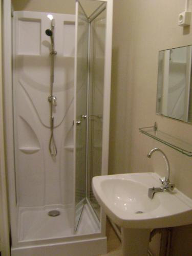 een badkamer met een douche en een wastafel bij le pirate in Granville
