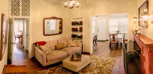 恩塞納達港的住宿－La Villa de Adelina，带沙发和镜子的客厅