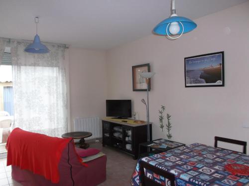 un salon avec un lit et une télévision dans l'établissement villa Cotriade, à Granville