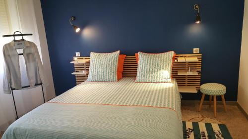 ル・グロー・デュ・ロワにあるVilla Tramontaneの青い壁のベッドルーム1室(ベッド1台付)