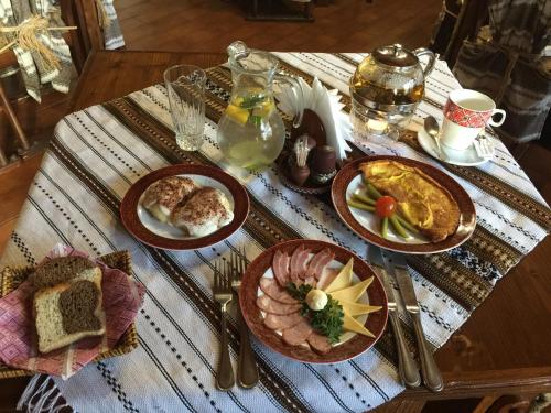 a table with plates of food on top of it at Туристично розважальний комплекс "Стіжок" in Berehomet