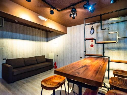 ein Wohnzimmer mit einem Holztisch und einem Sofa in der Unterkunft Start Hotel in Kaohsiung