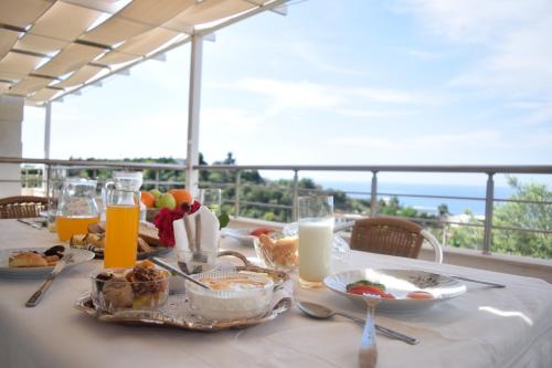 una mesa con comida y vistas al océano en Belvedere Adriatica, en Qeparo