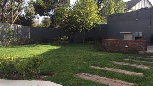 a yard with a fence and a fire hydrant at Casa de Alto Estandar en Las Condes in Santiago