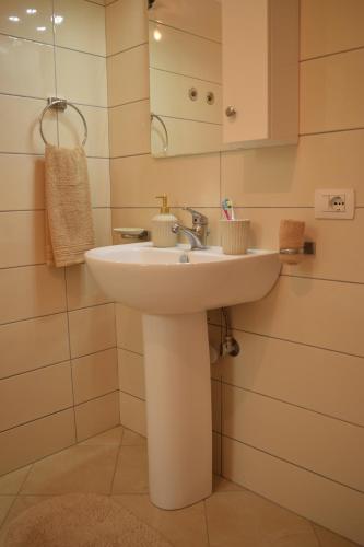 a bathroom with a white sink and a mirror at Belvedere Adriatica in Qeparo