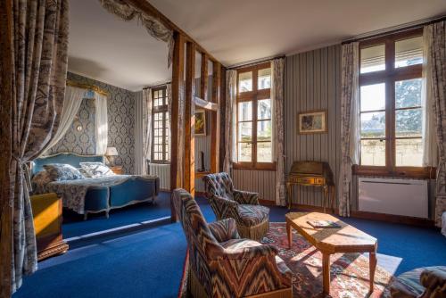 sypialnia z łóżkiem, stołem i krzesłami w obiekcie Le Patio & Spa w mieście Saumur