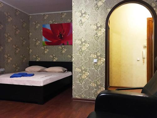 モスクワにあるApartLux Sviblovoの小さなベッドルーム(ベッド1台、鏡付)