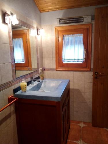デルテブレにあるCaseta Roviraのバスルーム(洗面台、鏡付)
