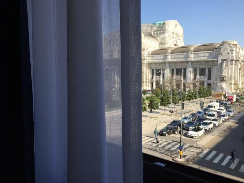 een uitzicht vanuit een raam van een parkeerplaats bij AV Hotel Milano in Milaan