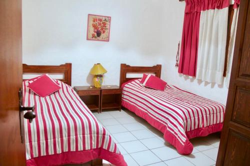una camera con due letti e un tavolo con una lampada di Appartement Kabila Marina a M'diq