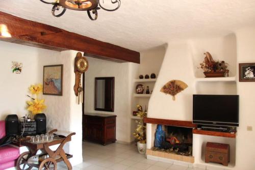 a living room with a fireplace and a tv at Appartement Kabila Marina in M'diq