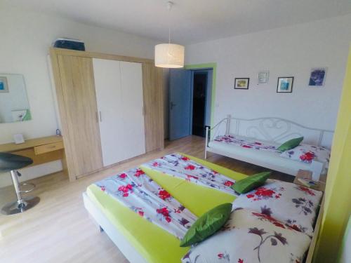 um quarto com 2 camas e uma secretária. em Apartments Stakic em Krvavica