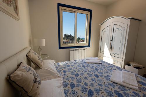 A bed or beds in a room at Taormina Isola Bella Apartment - Taormina Holidays