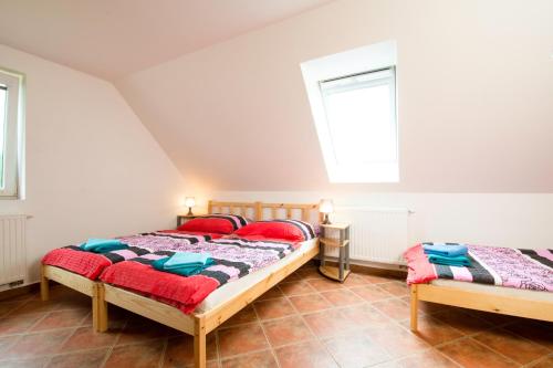 מיטה או מיטות בחדר ב-Ubytování Světluška