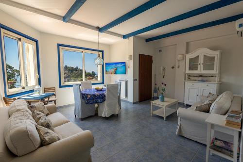 A seating area at Taormina Isola Bella Apartment - Taormina Holidays