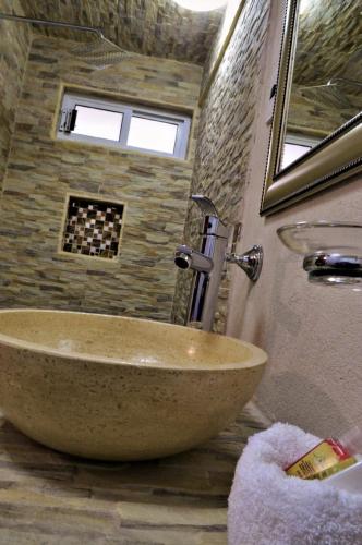 a bathroom with a large bowl sink in a shower at Hotel "La Cabaña de Don Adolfo" in Zacatlán