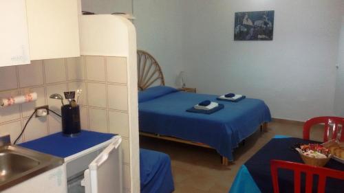 a small room with a bed and a sink at Case Vacanze Levante in Vulcano