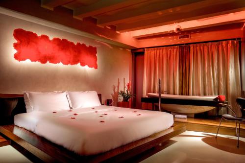 a hotel room with a bed and a lamp at SuiteSistina for Lovers in Rome