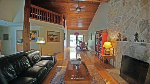 5-Br Skylit Contemporary Home on 3 Forested Acres