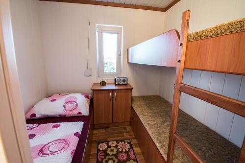 a small room with a bunk bed and a staircase at Kingsajz in Giżycko