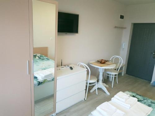 A television and/or entertainment centre at Apart Hotel Iglika