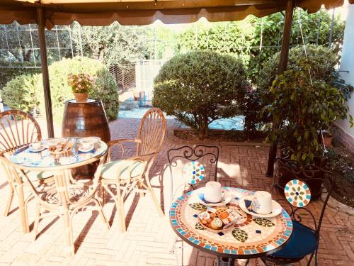 un patio con sillas y una mesa con comida. en Casa Vacanze San Paolo, en Campagna
