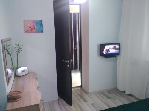 ノヴォロシースクにあるBurun - Бурунのドアとテレビが備わる部屋