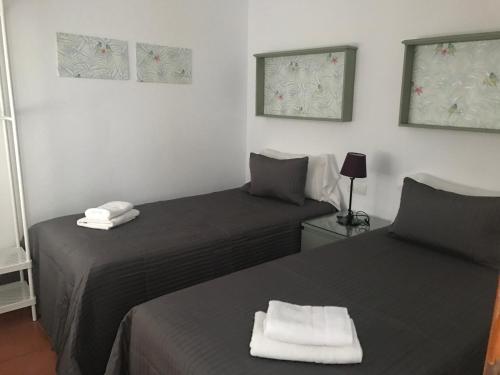 聖馬丁德爾特索利奧的住宿－薩瓦納旅舍，一间设有两张床铺和毛巾的房间