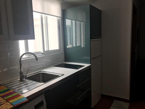 a kitchen with a sink and a window at Hostal Sabana in San Martín del tesorillo