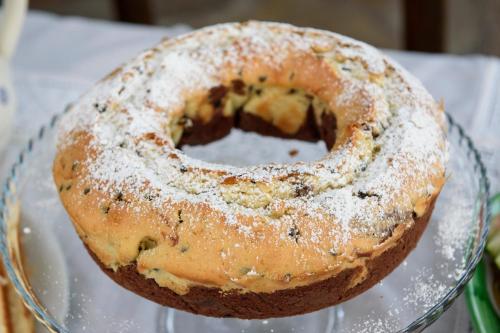 a bundt cake with powdered sugar on a glass plate at Maelka Belvedere in Agropoli