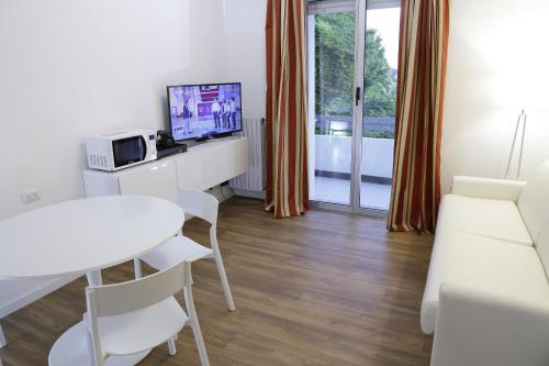 A television and/or entertainment centre at Family Suite Appartments Orchidea Blu