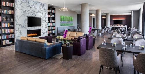 Posezení v ubytování Hotel X Toronto, a Destination by Hyatt Hotel