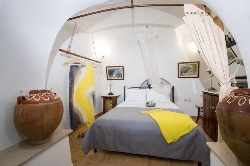 Postel nebo postele na pokoji v ubytování Mylopetres Traditional Houses Finikia