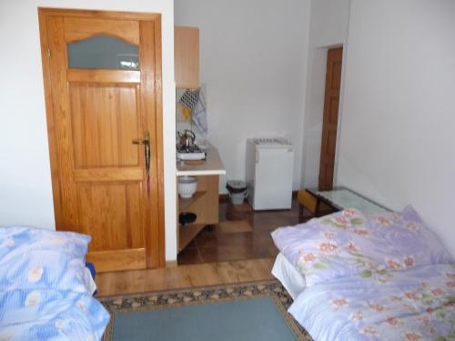 ウストカにあるLeszkowoのベッドルーム1室(ドア、ベッド1台、デスク付)
