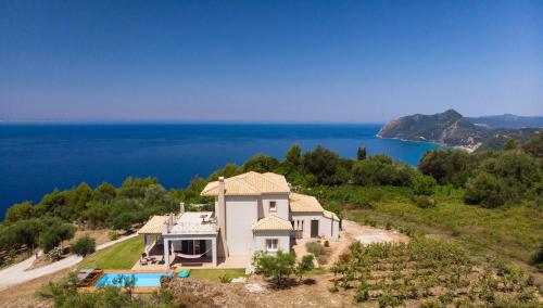 SinarádesにあるVilla Vardia-Amazing Seaviews with heated poolの海辺の丘の上の家屋