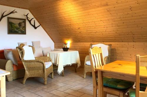 a dining room with a table and chairs at Ferienwohnung mit Garten in Wieck